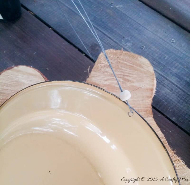 DIY and enamel plate bird feeder. Quick and Easy Garden Craft #BirdFeeder #EnamelPlateRepurpose #GardenCrafts #EnamelBirdFeeder #ACraftyMix