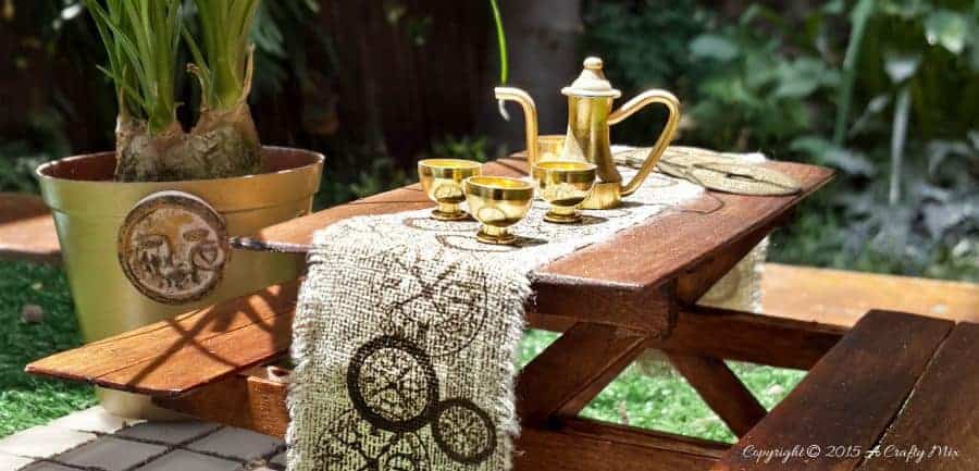 How to make your very own fairy picnic table in 30 minutes #fairygarden #fairypicnic #acraftymix #30minutecrafts #fairytable #fairygardenDIY