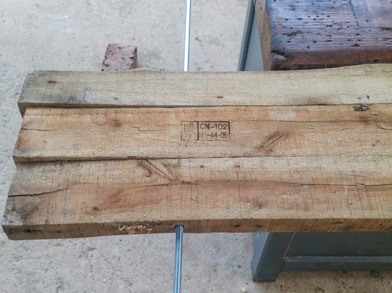 Joining the pallet planks to form a tabletop