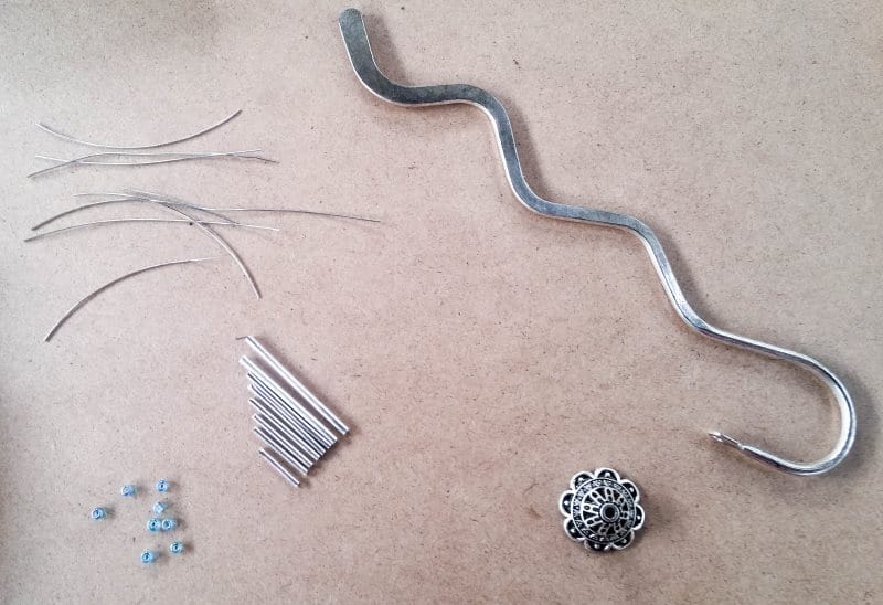 Cut the tube beads into 8 different lengths from small to medium