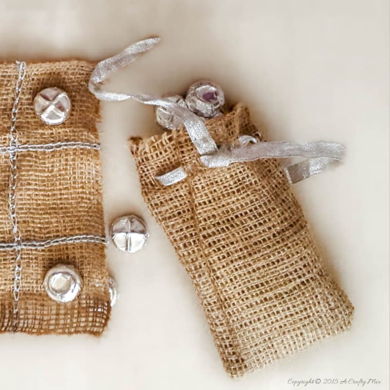 Repurpose bottle tops and make this easy tic tac toe in a bag. #ACraftyMix