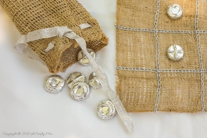 Repurpose bottle tops and make this easy tic tac toe in a bag. #ACraftyMix
