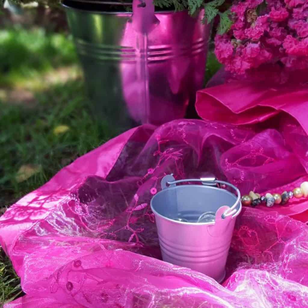 How to make your own tablecloth weights using basic craft supplies. #tableclothweights #tabledecor #DIYTableClothWeights #SpringDecor