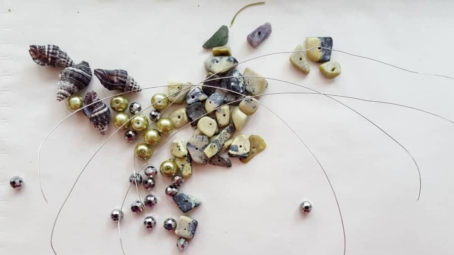 Cut the wire into strips #tableclothweights #tabledecor #DIYTableClothWeights #SpringDecor