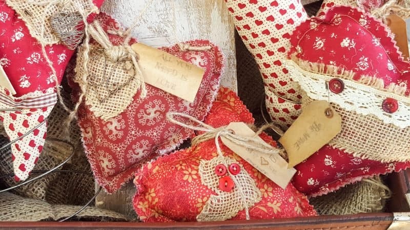 Primitive hearts and bed springs make an awesome Valentine's gift. Quick and easy with tips on adding simple interest and free label printables #FoldArt #ValentinesDay #ACraftyMix #PrimitiveCrafts