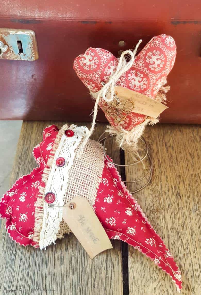 Primitive hearts and bed springs make an awesome Valentine's gift. Quick and easy with tips on adding simple interest and free label printables #FoldArt #ValentinesDay #ACraftyMix #PrimitiveCrafts
