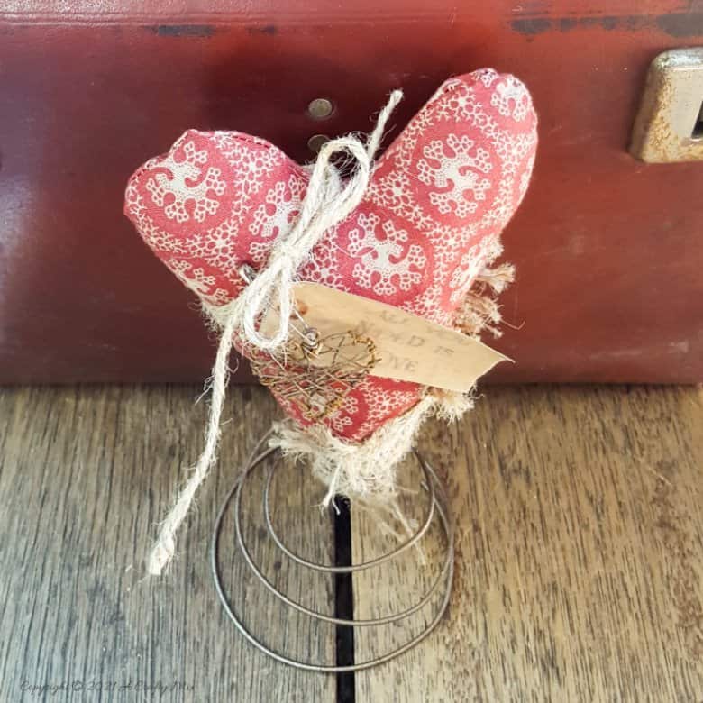 Primitive hearts and bed springs make an awesome Valentine's gift. Quick and easy with tips on adding simple interest and free label printables #FolkArt #ValentinesDay #ACraftyMix #PrimitiveCrafts