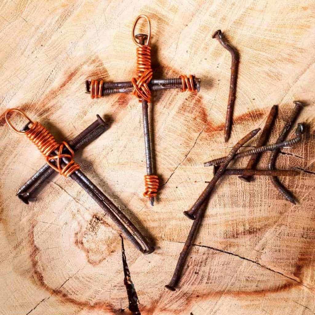 These gorgeous rusty nail crosses are super easy to put together and make such lovely gifts. #repurposenails #repurposegifts #GiftIdeas #RustyCross