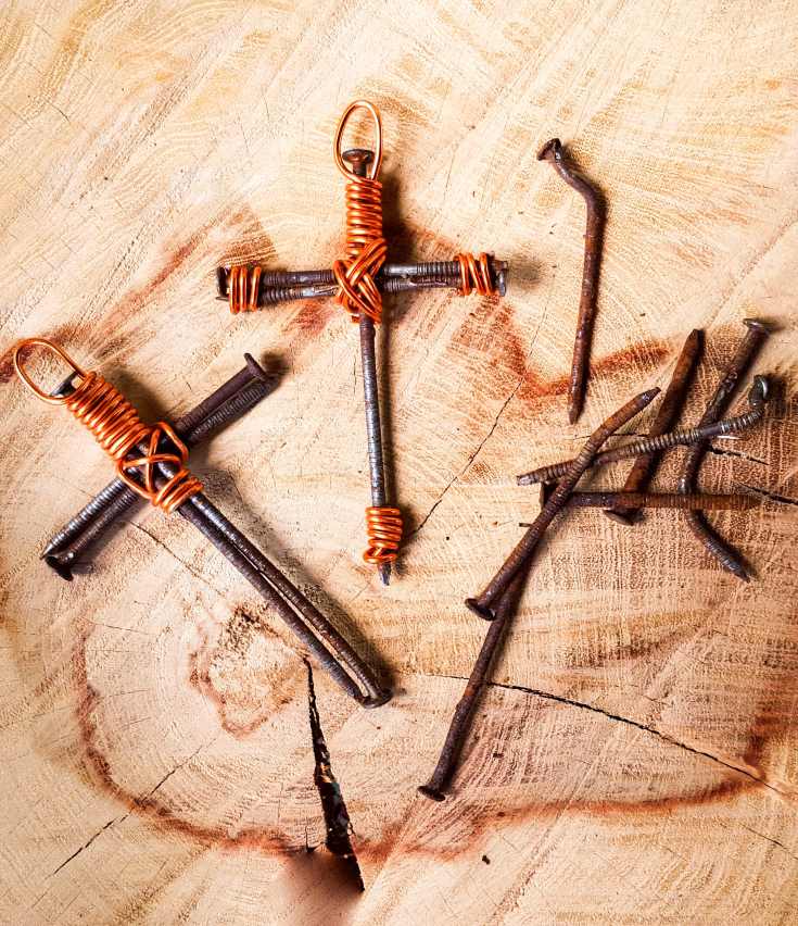 These gorgeous rusty nail crosses are super easy to put together and make such lovely gifts. #repurposenails #repurposegifts #GiftIdeas #RustyCross