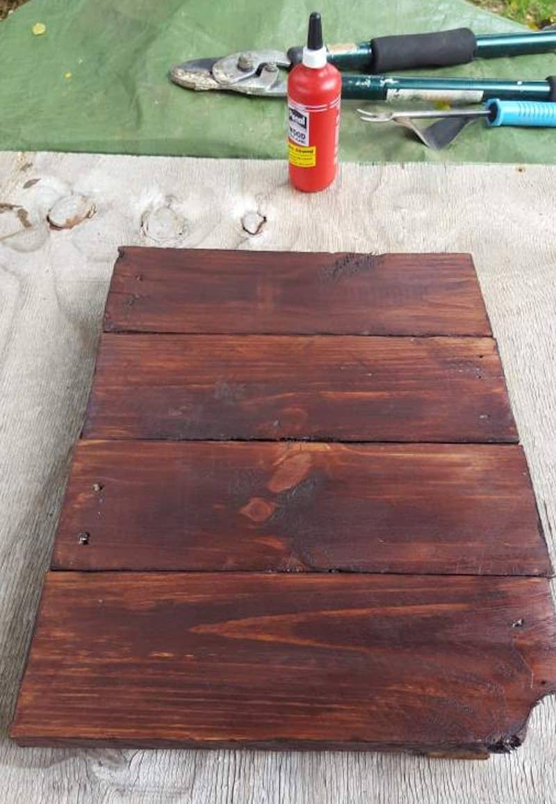 Pallet backdrop for the sign