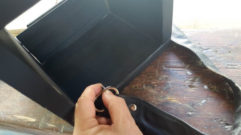 Add the handbag straps to the sides of the picnic caddy