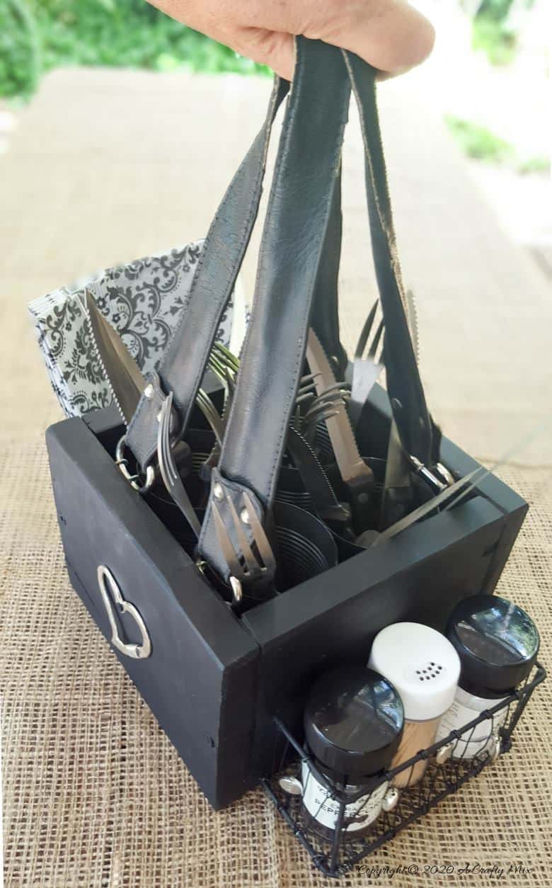 Don&rsquo;t throw that old handbag out until you&rsquo;ve seen how easy it is to repurpose into a functional picnic caddy. #picniccaddy #Repurpose #tincan #ACraftyMix #DIYCaddy