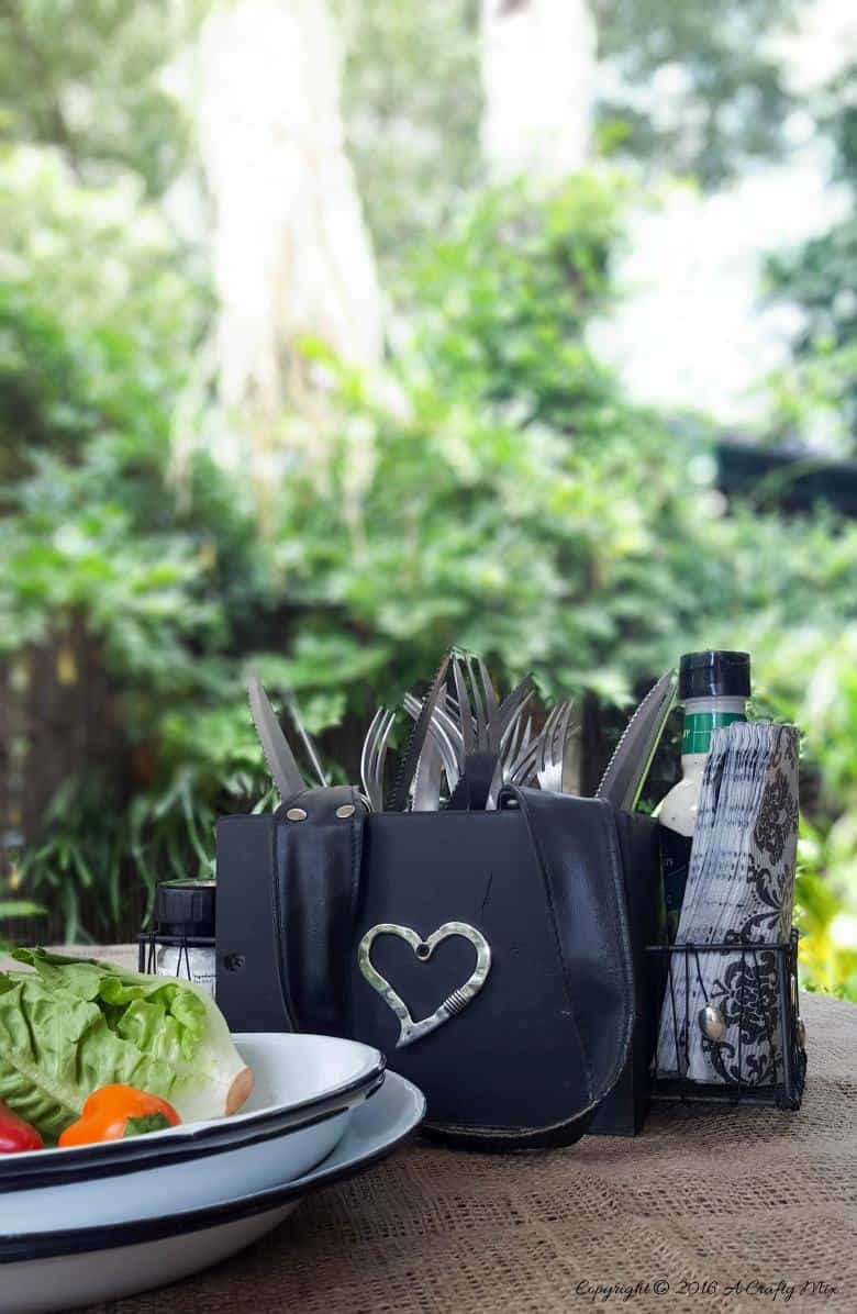 Don&rsquo;t throw that old handbag out until you&rsquo;ve seen how easy it is to repurpose into a functional picnic caddy. #picniccaddy #Repurpose #tincan #ACraftyMix #DIYCaddy