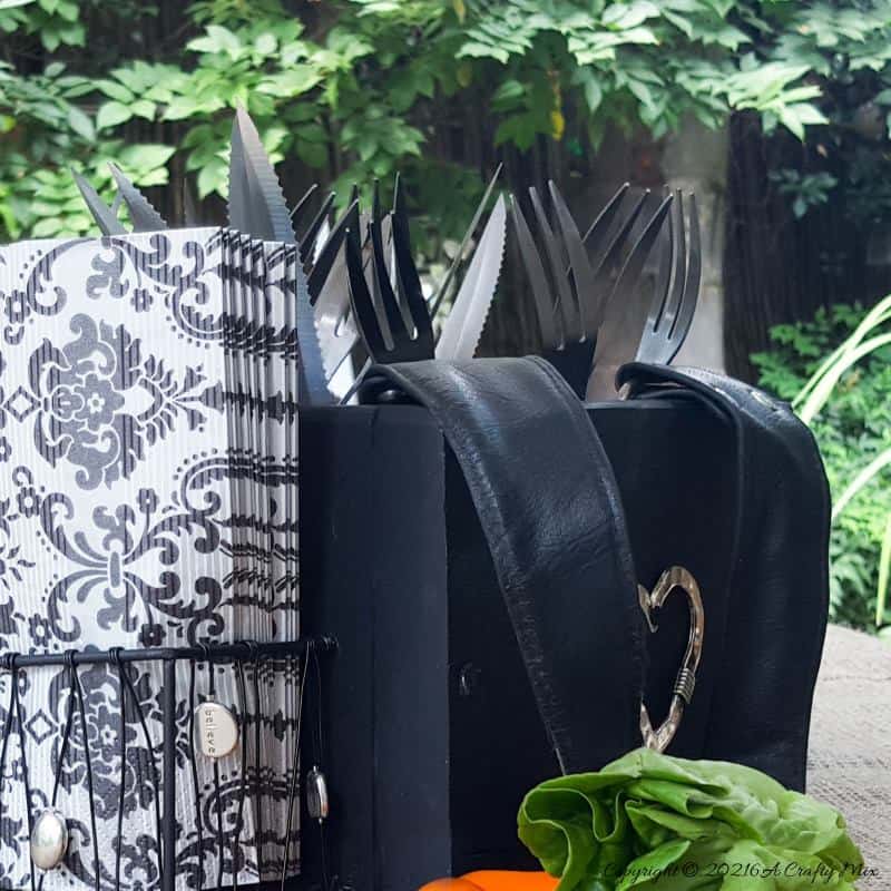 Don&rsquo;t throw that old handbag out until you&rsquo;ve seen how easy it is to repurpose into a functional picnic caddy. #picniccaddy #Repurpose #tincan #ACraftyMix #DIYCaddy