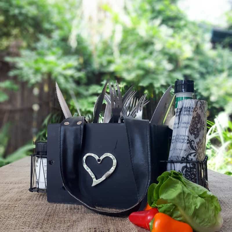 Don&rsquo;t throw that old handbag out until you&rsquo;ve seen how easy it is to repurpose into a functional picnic caddy. #picniccaddy #Repurpose #tincan #ACraftyMix #DIYCaddy