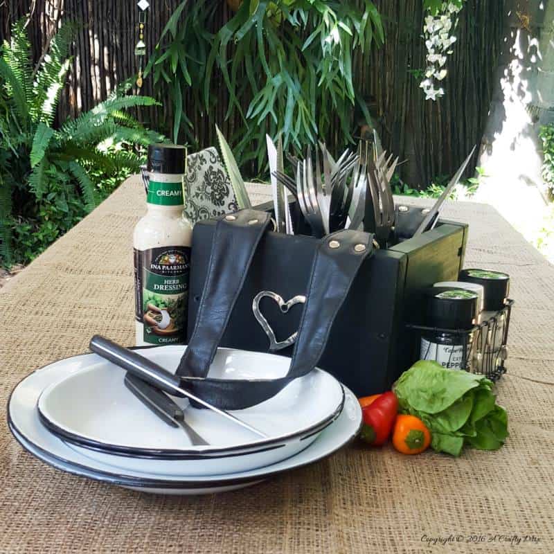 Don&rsquo;t throw that old handbag out until you&rsquo;ve seen how easy it is to repurpose into a functional picnic caddy. #picniccaddy #Repurpose #tincan #ACraftyMix #DIYCaddy