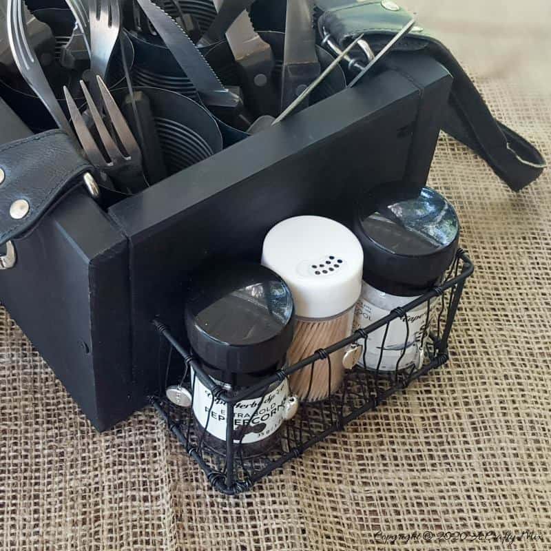 Don&rsquo;t throw that old handbag out until you&rsquo;ve seen how easy it is to repurpose into a functional picnic caddy. #picniccaddy #Repurpose #tincan #ACraftyMix #DIYCaddy