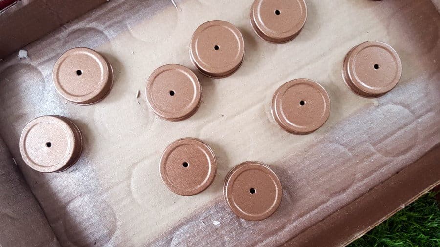 Paint the lids. #giftideas #DIYGiftsmen #giftideasmen #acraftymix
