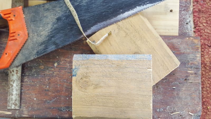 Cut two sides from the pallet wood