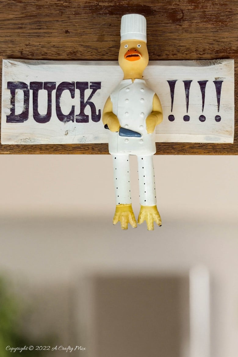 Do you have a low spot in your house where people keep on bumping their heads? This quick and easy "Duck" sign will put a smile on their face and prevent nasty bumps. Made from a pallet off-cut it's budget-friendly too. #ACraftyMix 