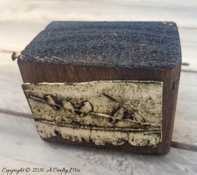 Got a stack of pallet boards waiting for a project? In this tutorial I show you how to turn scrap wood into textured pallet art using simple cuts, basic tools and a relaxed, layer‑by‑layer approach. You&rsquo;ll learn how to prep the wood, arrange the pieces, and finish everything with paint or stain so the grain still shines through. Pin this if you love rustic, farmhouse or boho‑neutral decor and want an easy way to decorate on a tiny budget.