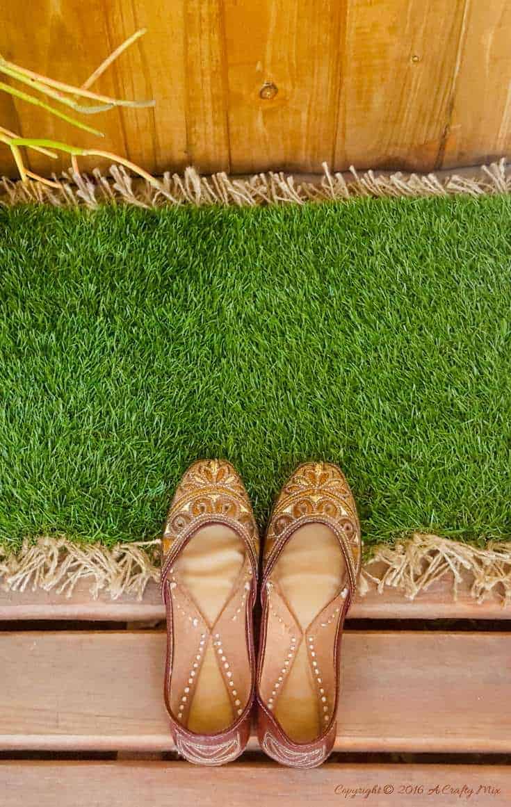 Make your own custom sized AstroTurf doormat in less than 30 minutes. Quick and easy DIY #DIYDoormat #CustomDoorMat #ACRaftyMix #OutdoorDoorMat #AstroTurfDoormat #DoormatTutorial