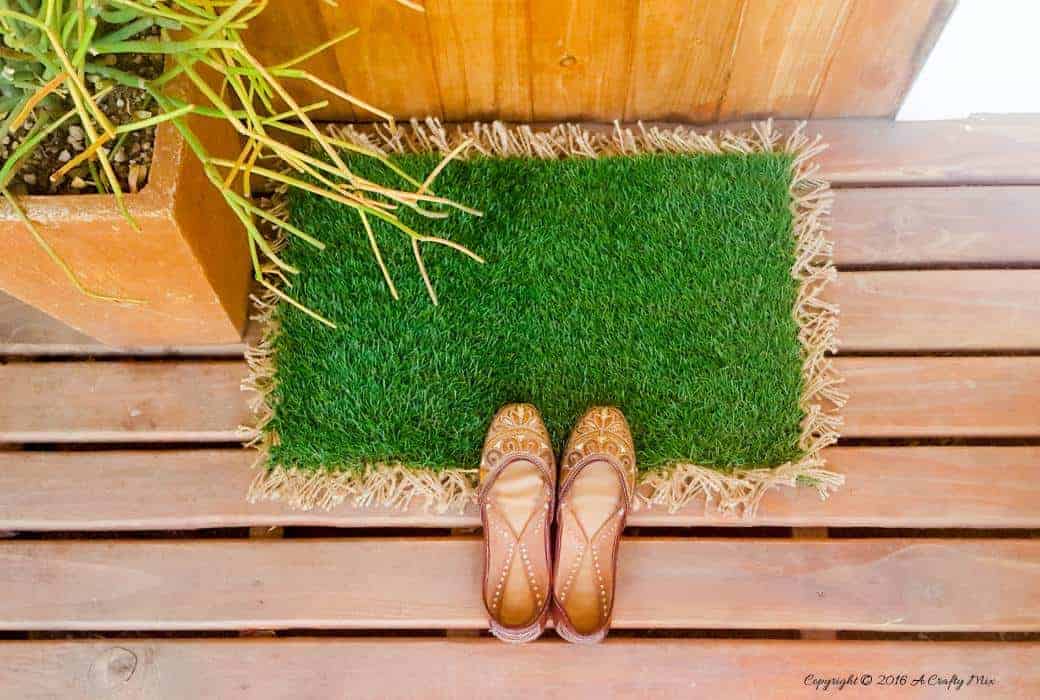 Looking for a easy way to add a boho vibe to your front door? Make a custom doormat that creates a great first impression and helps keep your house clean #DIYHomeDecor #bohoStyle