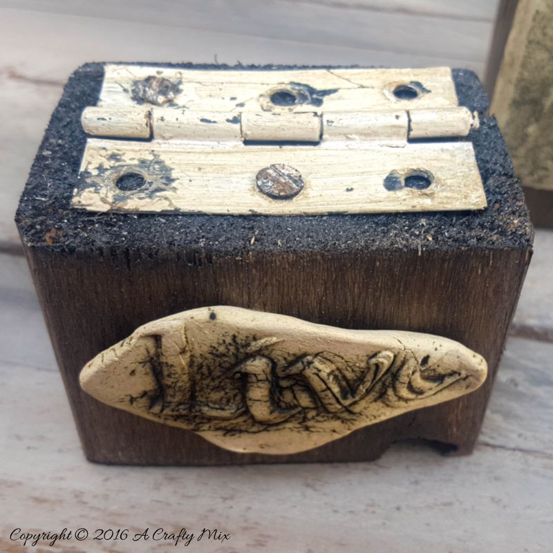 Got a stack of pallet boards waiting for a project? In this tutorial I show you how to turn scrap wood into textured pallet art using simple cuts, basic tools and a relaxed, layer‑by‑layer approach. You&rsquo;ll learn how to prep the wood, arrange the pieces, and finish everything with paint or stain so the grain still shines through. Pin this if you love rustic, farmhouse or boho‑neutral decor and want an easy way to decorate on a tiny budget.