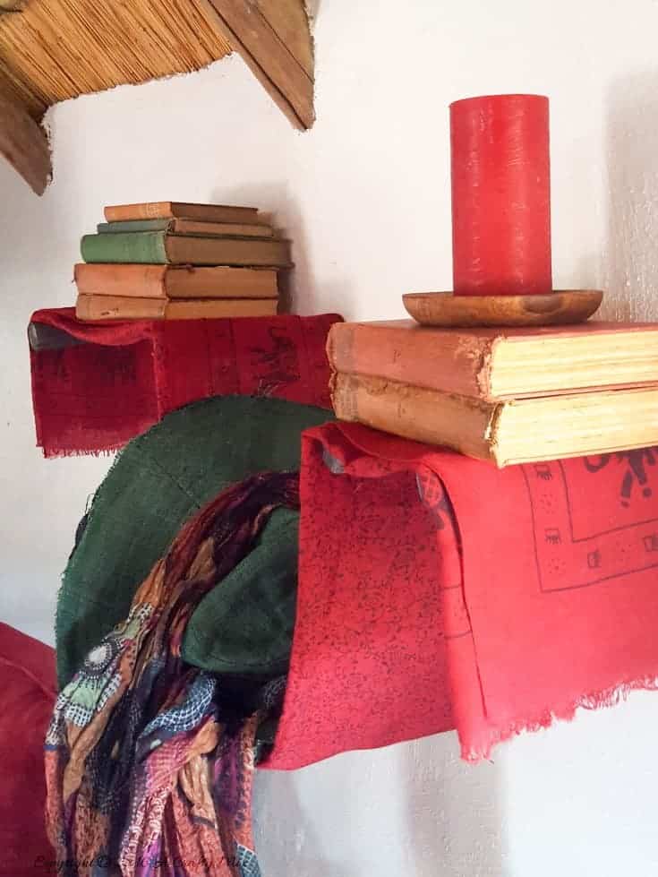How to build a simple boho styled scarf shelf that will fits on straight or curved walls. This easy DIY idea looks great and it&rsquo;s perfect for storing little decor items in your home. #scarfshelf #scarfupcycle #acraftymix #uniqueshelf #bohoshelf #roundwalls #DIYShelf