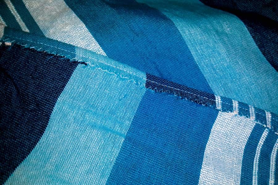 Zig zag the edges of the throw hammock to prevent fraying #HammockDIY #ThrowRepurose #ACraftyMix #SummerTime #EasyDIYTutorial