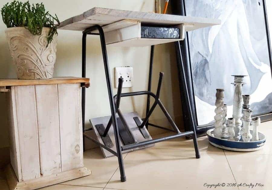 Rustic metal frame art table made with pallets. #Repurposing #VirtualGiftSwop #IBCChallenge #ACraftyMix #UpcyclingFoundObjects #UpcycledDecor