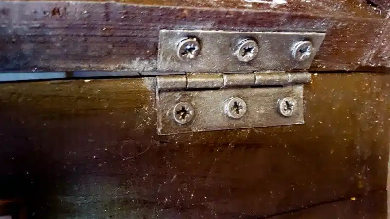 To paint the screw use spray paint