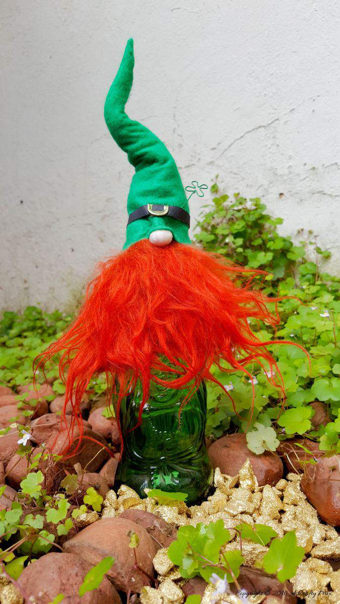 Celebrate St. Patrick's Day in true Irish style and make this cute leprechaun bottle topper. Sláinte!!
