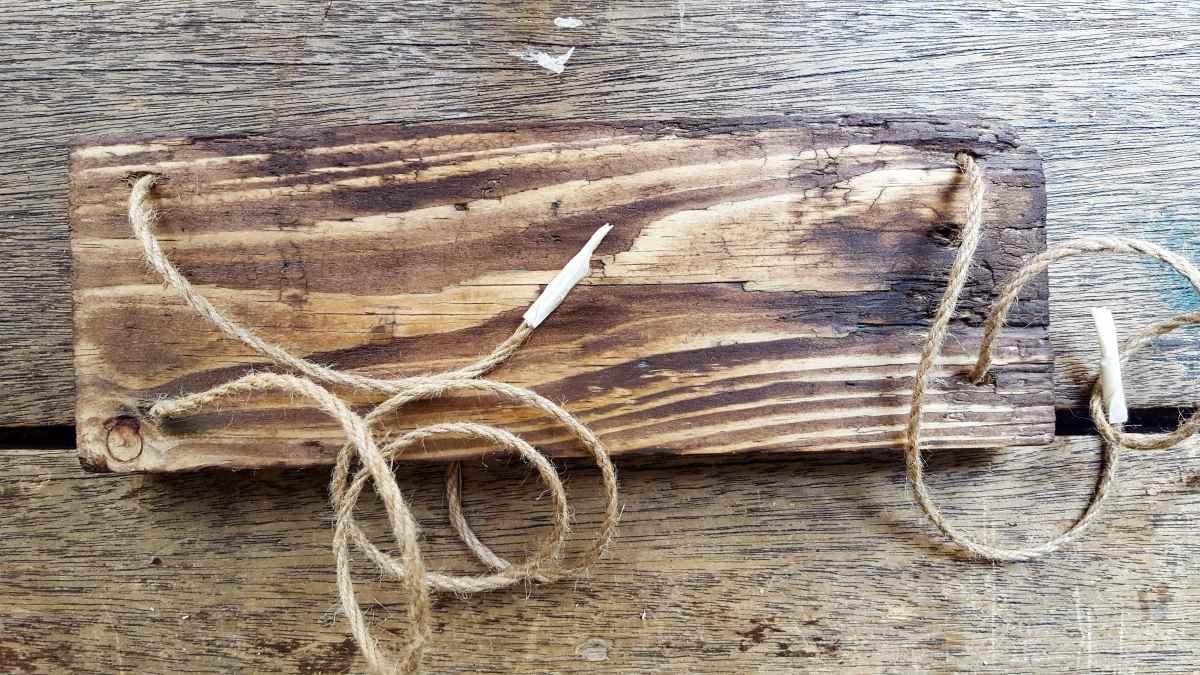 Thread the rope through the holes