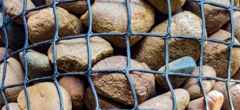 Close up of the mesh and large pebbles in the gabion planter