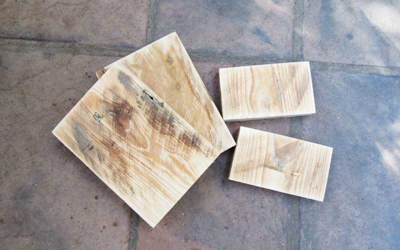 Cut blocks of pallets to make the arrow bookends