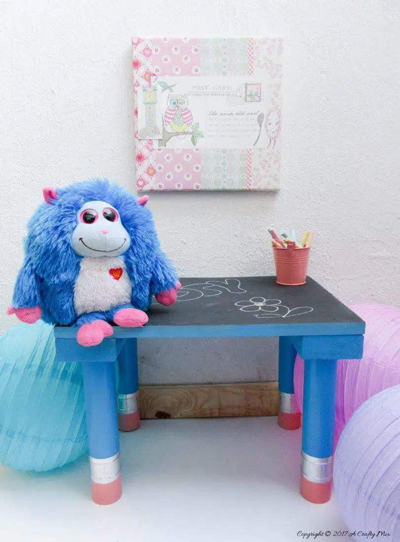 I just love this little blackboard table with giant pencil legs and the tutorial is great too #diyhomedecor #kidscraft #kidsrooms #gaintpencil #recycling