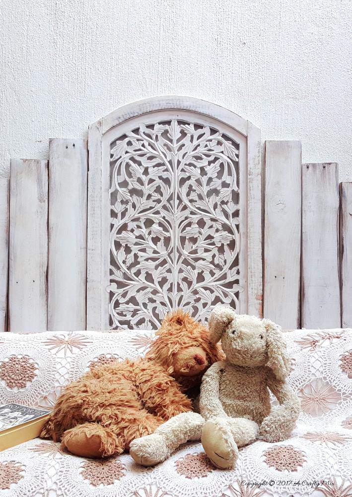 Who knew that a headboard made from pallets and a room divider could look so good. Make your own with this easy tutorial