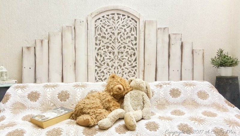 How to make a pallet headboard and add an off cut from a room divider. Quick and easy upcycled home decor #ACraftyMix #PalletHeadboard #UpcycledHomeDecor