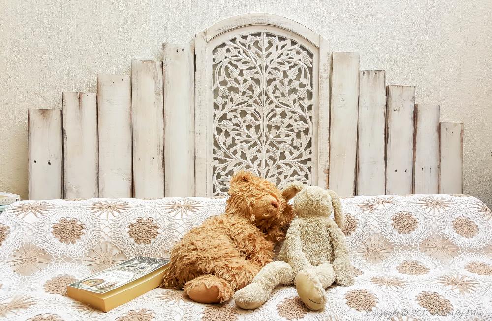 How to make a pallet headboard and add an off cut from a room divider. Quick and easy upcycled home decor #ACraftyMix #PalletHeadboard #UpcycledHomeDecor