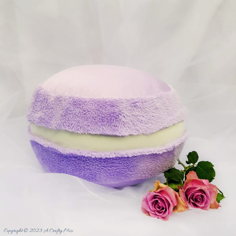 Add a little fun to your decor with this macaron pillow. Quick and easy. A one of a kind pillow with step-by-step tutorial from A Crafty Mix | Make it yourself
