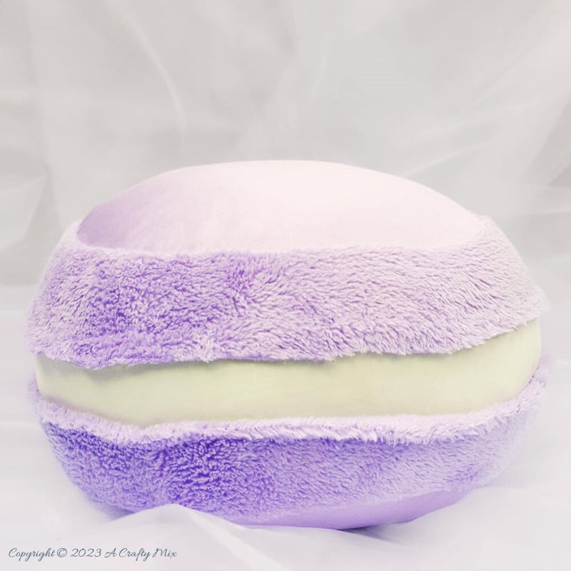 Add a little fun to your decor with this macaron pillow. Quick and easy. A one of a kind pillow with step-by-step tutorial from A Crafty Mix | Make it yourself