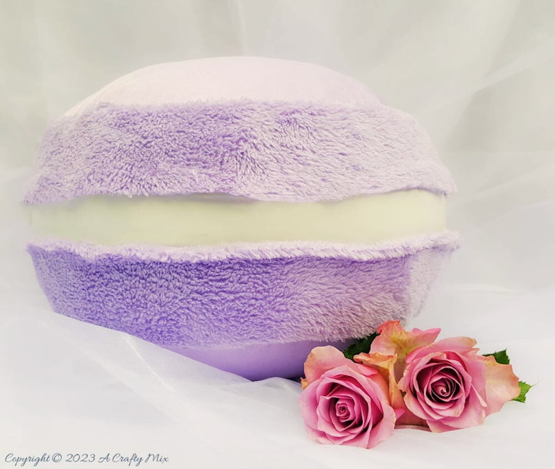 Add a little fun to your decor with this macaron pillow. Quick and easy. A one of a kind pillow with step-by-step tutorial from A Crafty Mix | Make it yourself