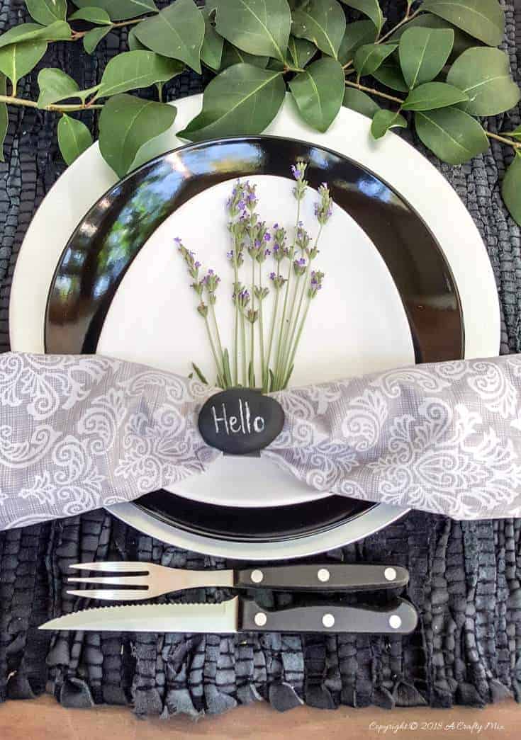 Easy DIY tutorial to make these 10 minute pebble napkin rings that rock. #DIYHomeDecor #Tutorial #repurposed