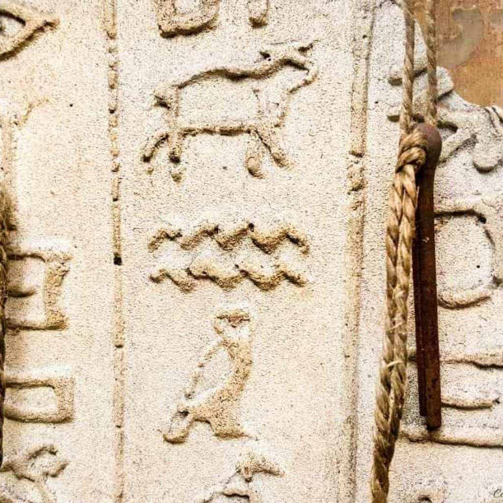 Evoke the magic and splendor of ancient Egypt and create your own Egyptian cartouche. Easy tutorial #DIYHomeDecor #Egyptiancrafts #Egyptionhieroglyphics