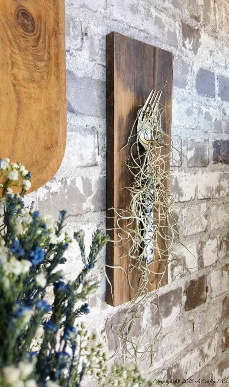 Do you have a whole bunch of ,mismatched forks? Try this quick and easy decor idea that can make a huge impact and add a unique touch to your gallery wall. #DIYHomeDecor #GalleryWall #Repurpose
