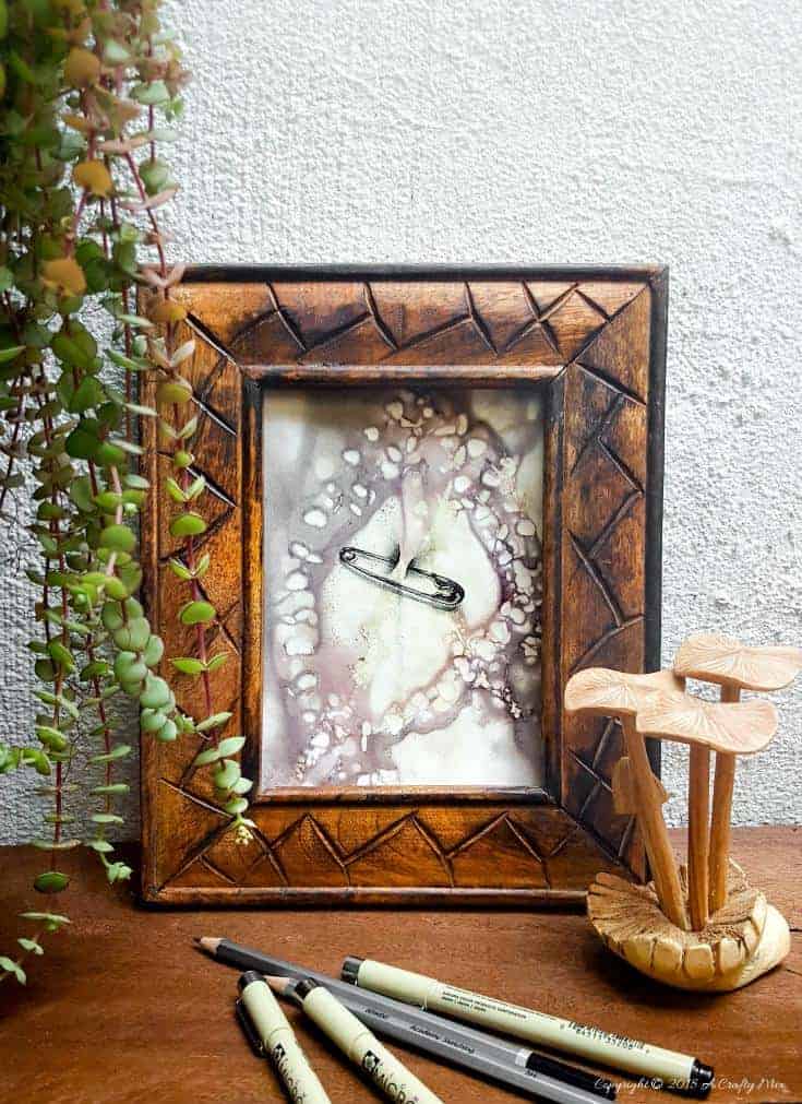 Eco prints are a really fun way to explore your creativity with the help of Mother Nature. #creative #creativecrafts #ecoprints #ecoprinting #paper