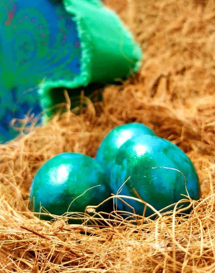 PLay-Doh, nail polish dipped eggs. Add a touch of Africa to your Easter decor with this little shweshwe bunny. Easy to make #easterdecor #shweshwe #easterbunny #DaGamaTextiles