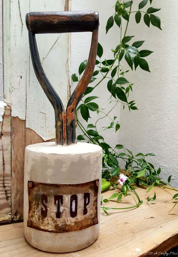 Before you throw that rusty shovel, spade or garden fork out, you might want to see how we turned ours into this gorgeous concrete doorstop. I just love the idea of turning something old and used into new and useful. #DoorStopDIY #RepurposeGardenTool #Recycling #ConcreteDoorStop #DIYTutorial #RusticDoorstop