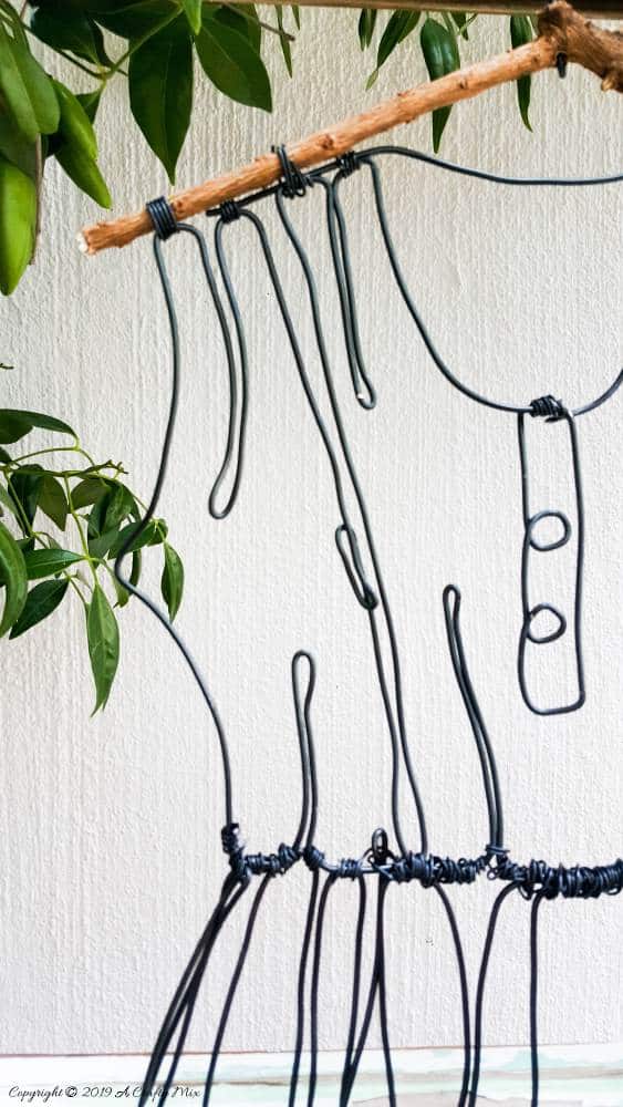 Bending the wire around tight corners and making buttons #WireArt #DIYTutorial #WallDecor